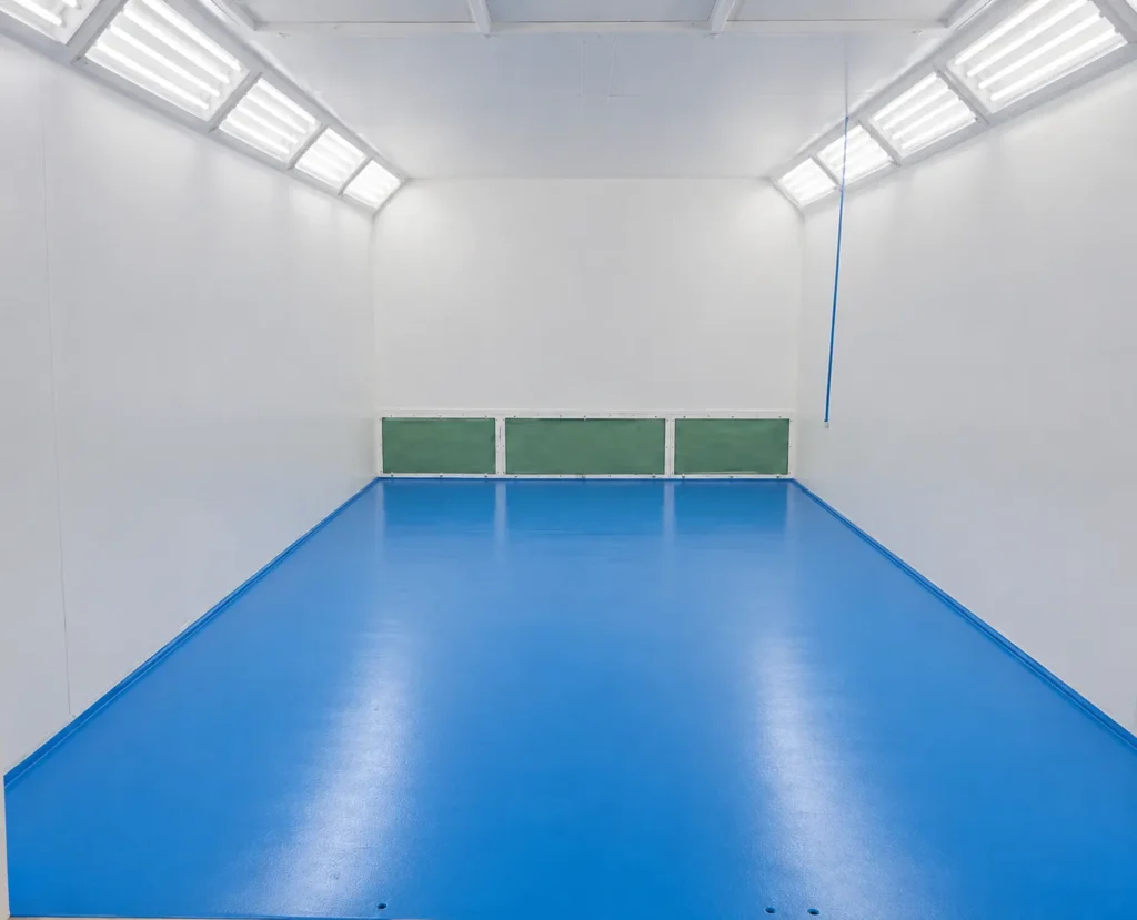 Suelo de poliuretano azul aplicado en cabina industrial en Alicante